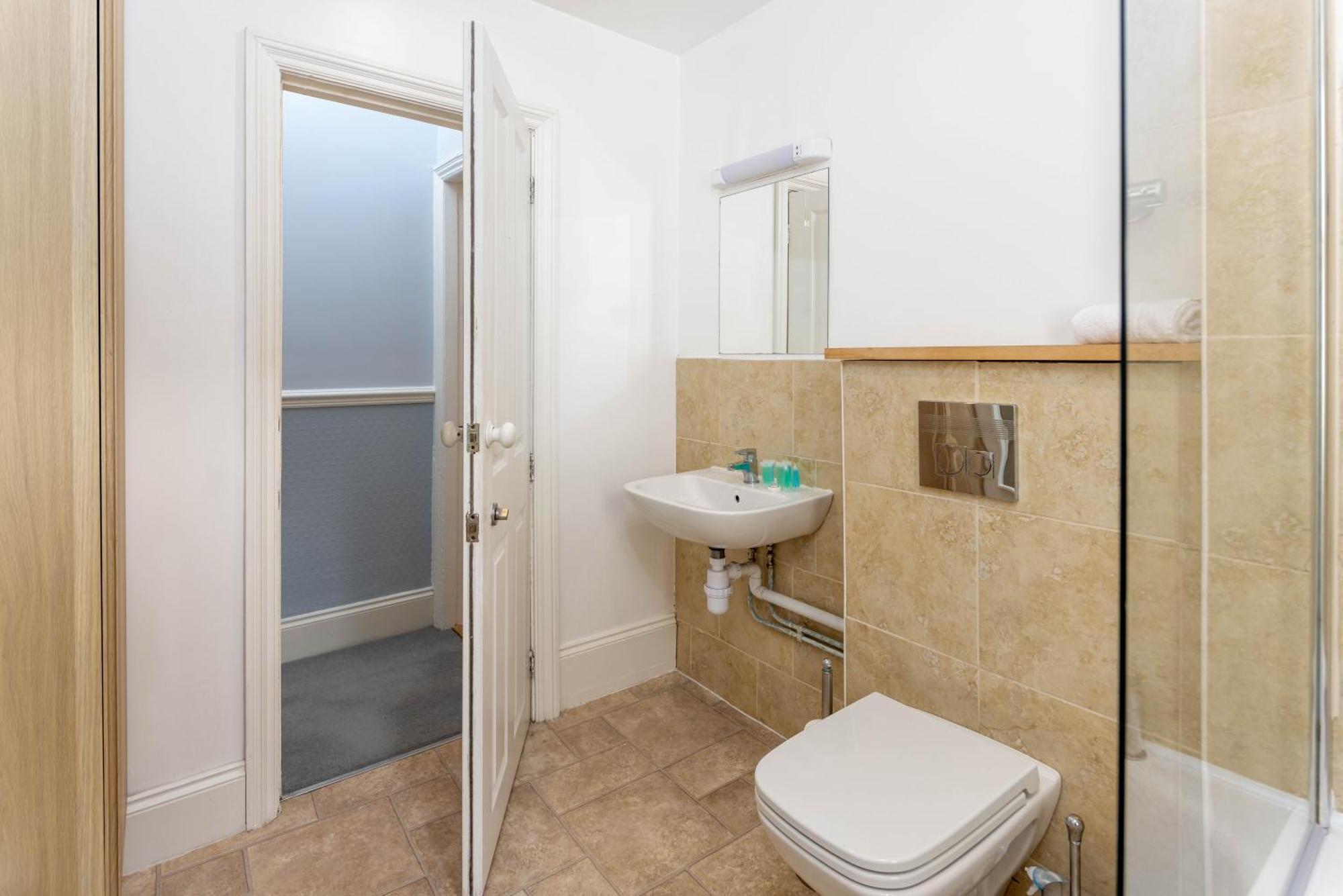 Air Host & Stay - Rockfield House - Sleeps 8 Liverpool Extérieur photo